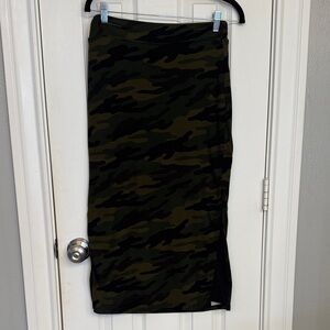 Sundry by Evereve Camouflage Midi Skirt